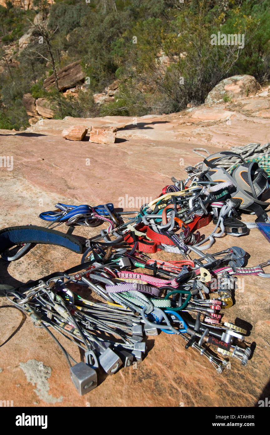 Organizzare le attrezzature utilizzate per la protezione quando il rock climbing Foto Stock