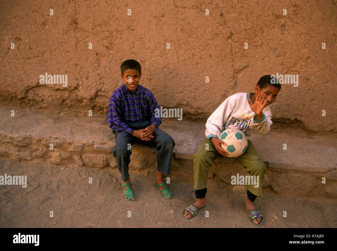 Ragazzi marocchini, marocchini, ragazzi, bambini, Taourirt Kasbah, casba Taourirt, taourirt, ouarzazate, provincia di Ouarzazate, Marocco, Africa settentrionale, Africa Foto Stock