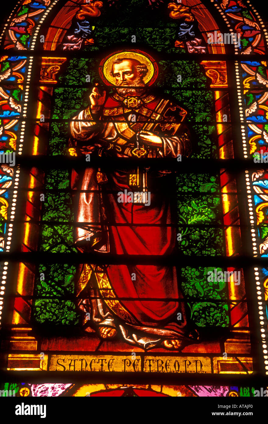in-vetro-colorato-di-san-pietro-cattedrale-la-basilica-di-san