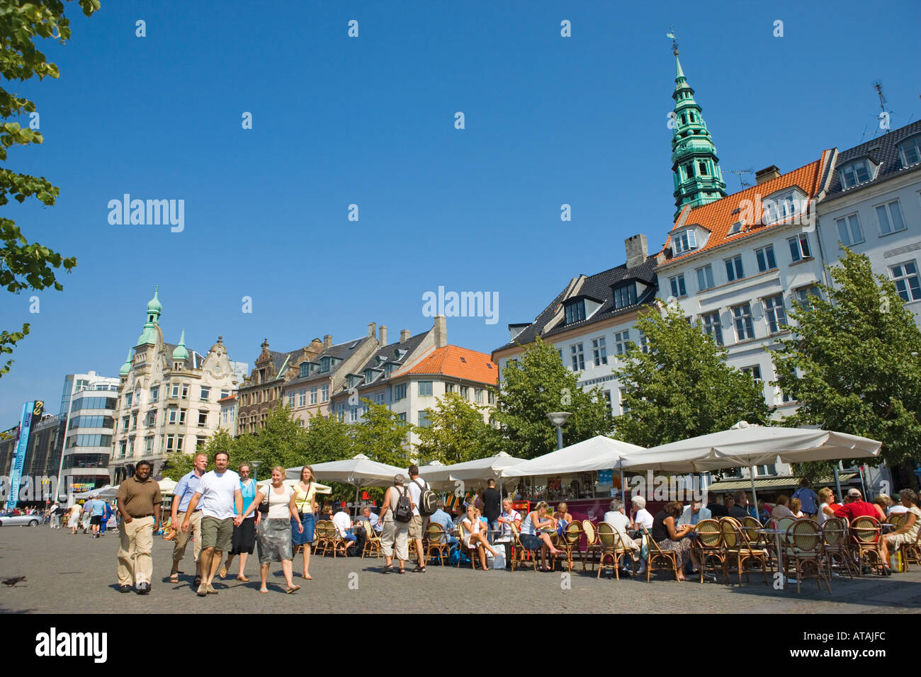 Copenhagen DANIMARCA caffè all'aperto in Hojbro Plads Guglia di Nikolaj Kirke sfondo Foto Stock