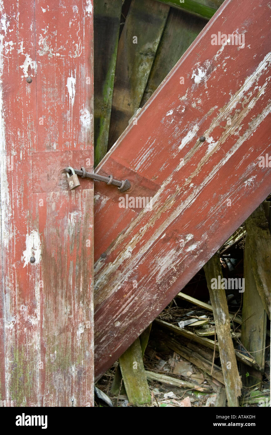 Rotto lo sportello anteriore di una casa in un villaggio di abbandono in Nuovi Territori di Hong Kong Foto Stock