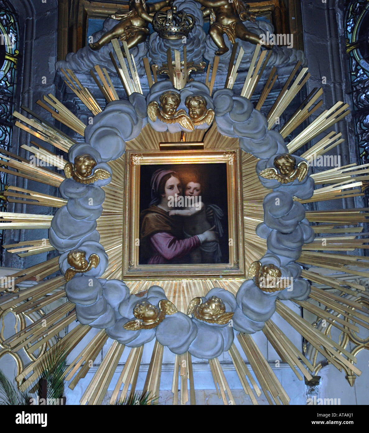 Elegantemente incorniciata in Besançon's St-Jean cattedrale è un 1630 "Notre-Dame-des-giacobini', una Madonna con Bambino di Domenico Cresti Foto Stock