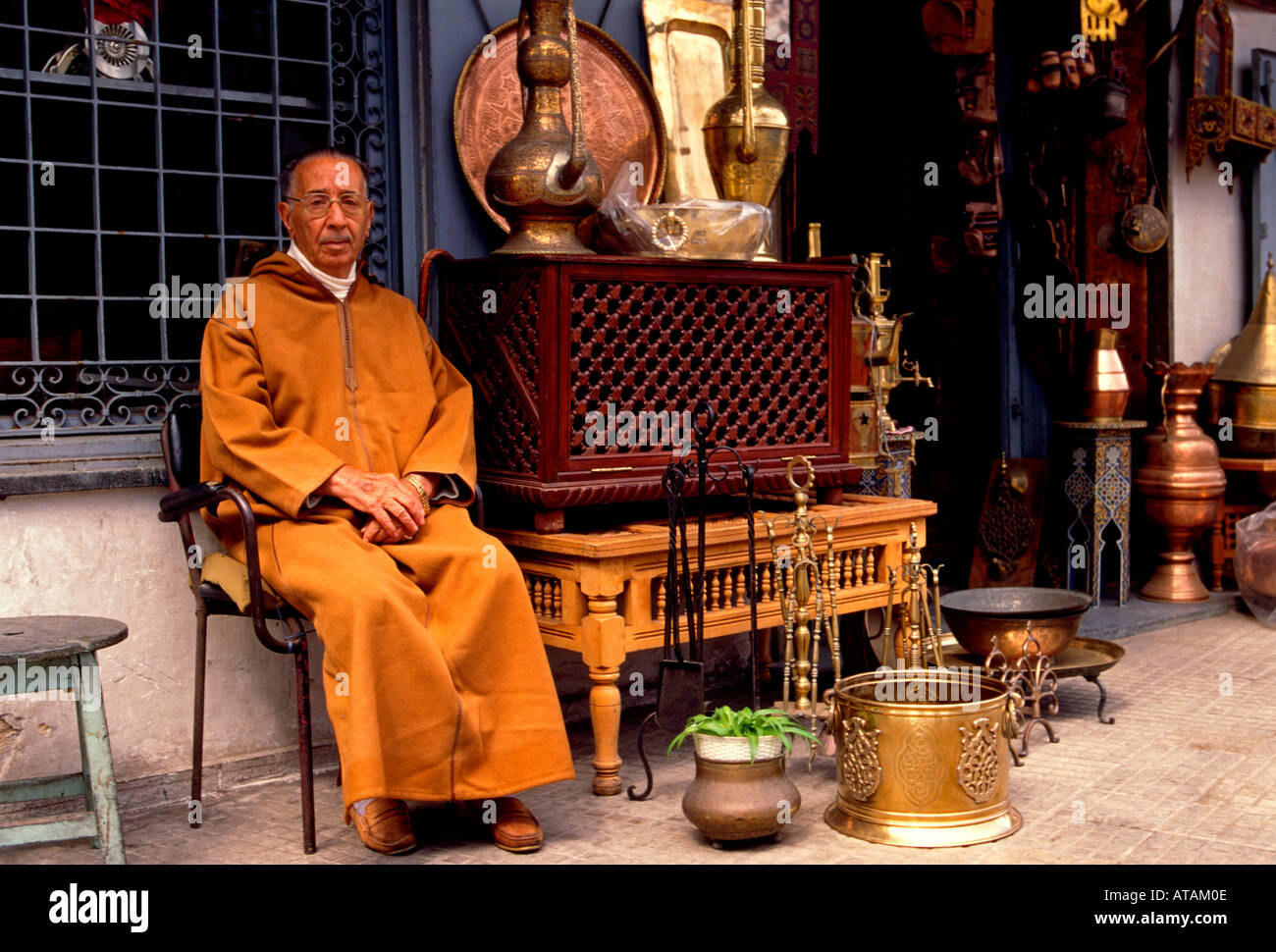 1, un uomo marocchino, marocchini, uomo, uomo adulto, uomo maturo, uomo anziano, negozio di antiquariato, medina, città di Rabat, Rabat, Marocco, Africa settentrionale, Africa Foto Stock