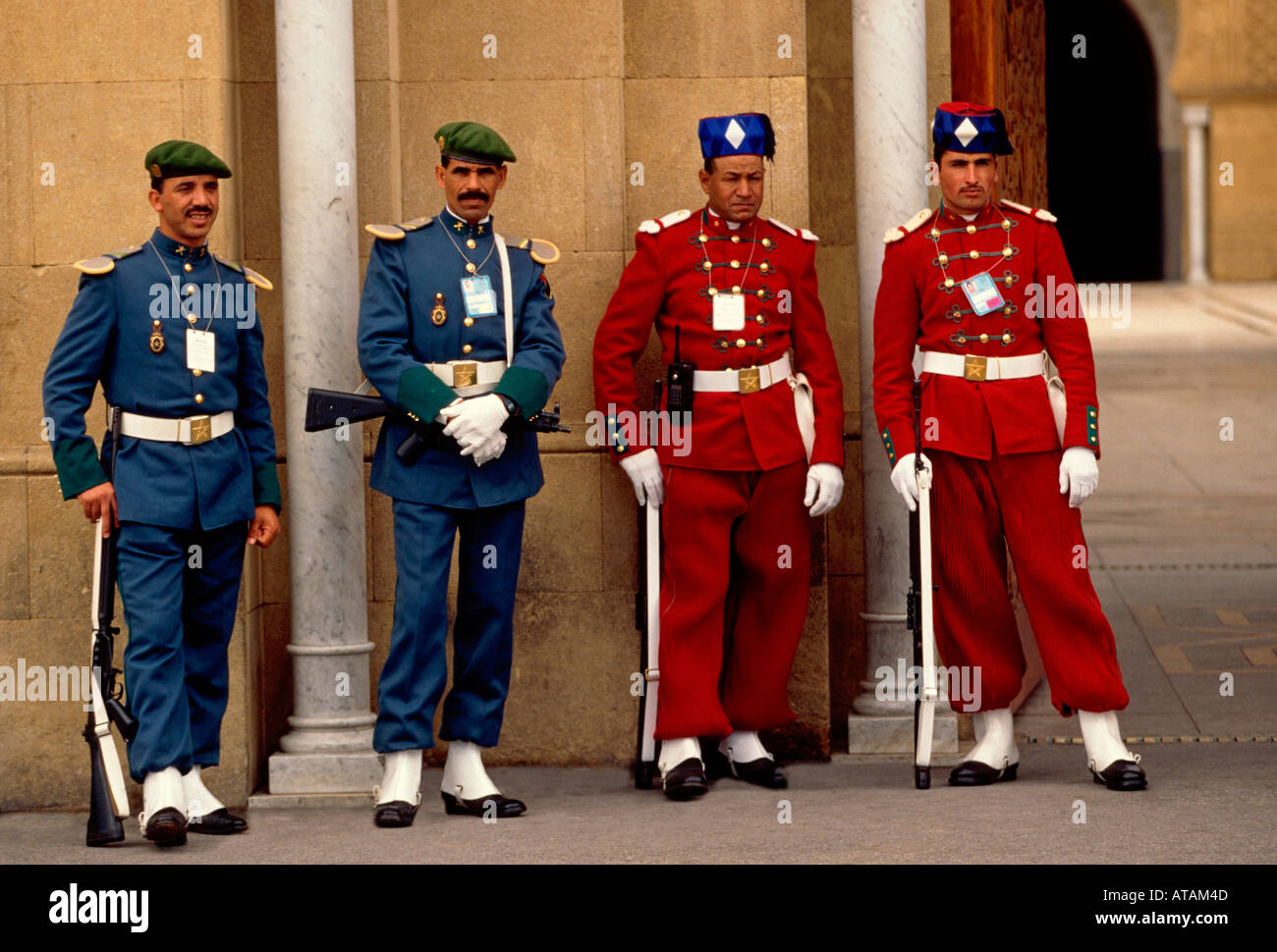 4, quattro marocchini, uomini marocchini, guardie di sicurezza, Guardia di palazzo, palazzo di guardia, di custodia, Royal Palace, Rabat, Marocco, Africa Settentrionale, Africa Foto Stock