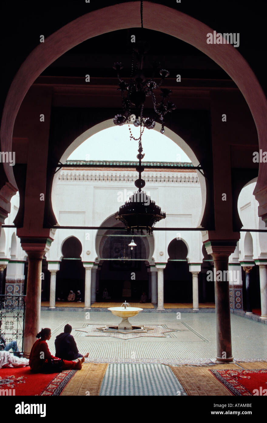 Marocchini, popolo marocchino, santuario di zaouia moulay idriss ii, santuario, tomba, Fes el-Bali, città di Fez, Fez, in Marocco, Africa settentrionale, Africa Foto Stock