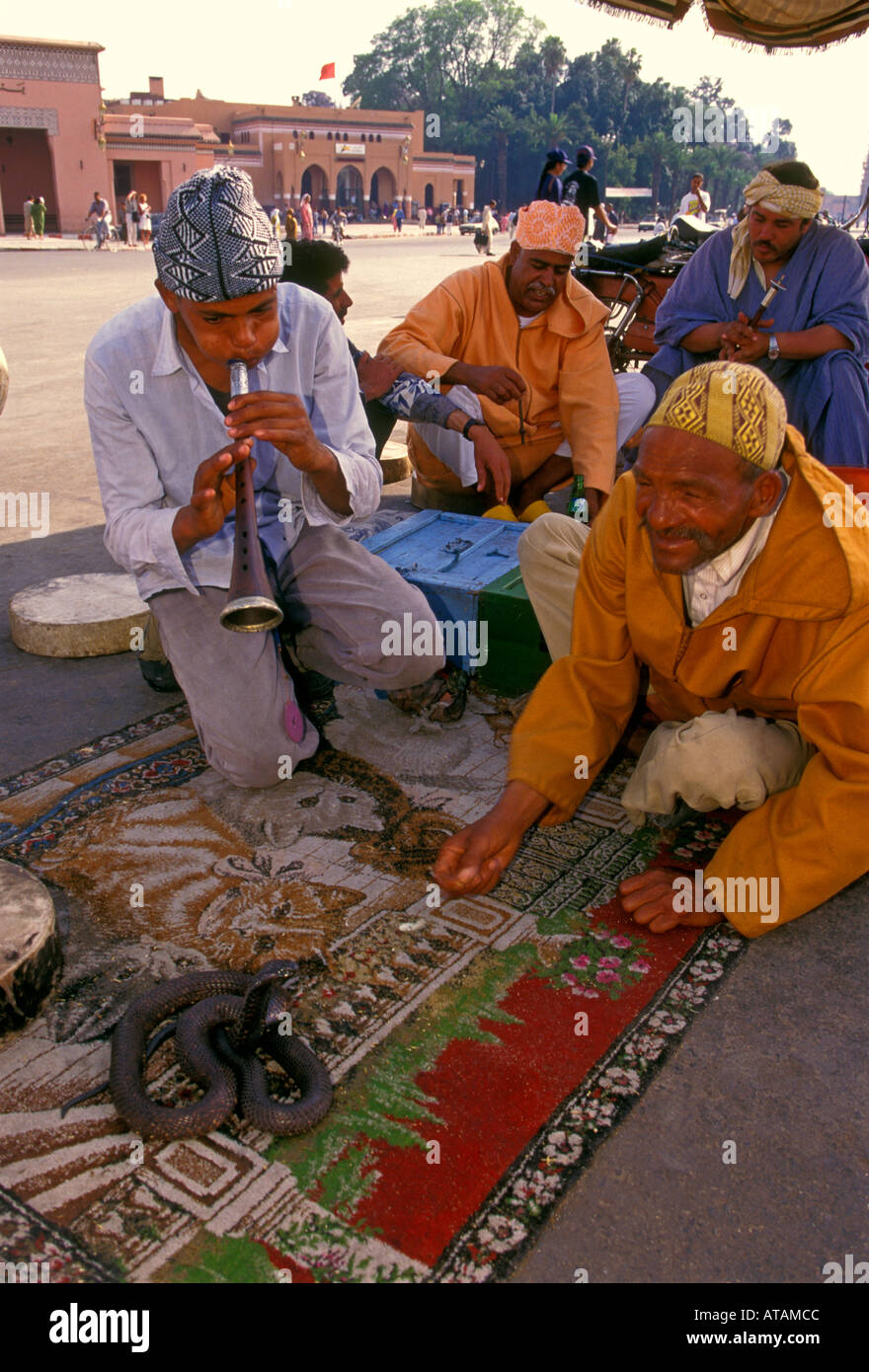 Marocchini, uomini marocchini, snake incantatore, incantatori di serpenti, Djemaa el-Fna, città di Marrakech, Provincia di Marrakech, Marocco, Africa Settentrionale, Africa Foto Stock