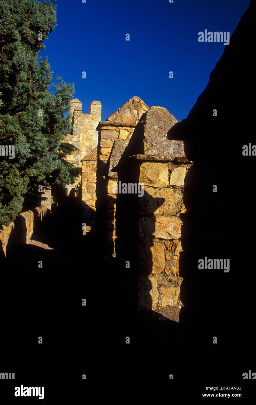 Parapetto parapetti lungo le pareti di Avila medievale città murata di Avila in provincia di Avila Castiglia e Leon Spagna Europa Foto Stock