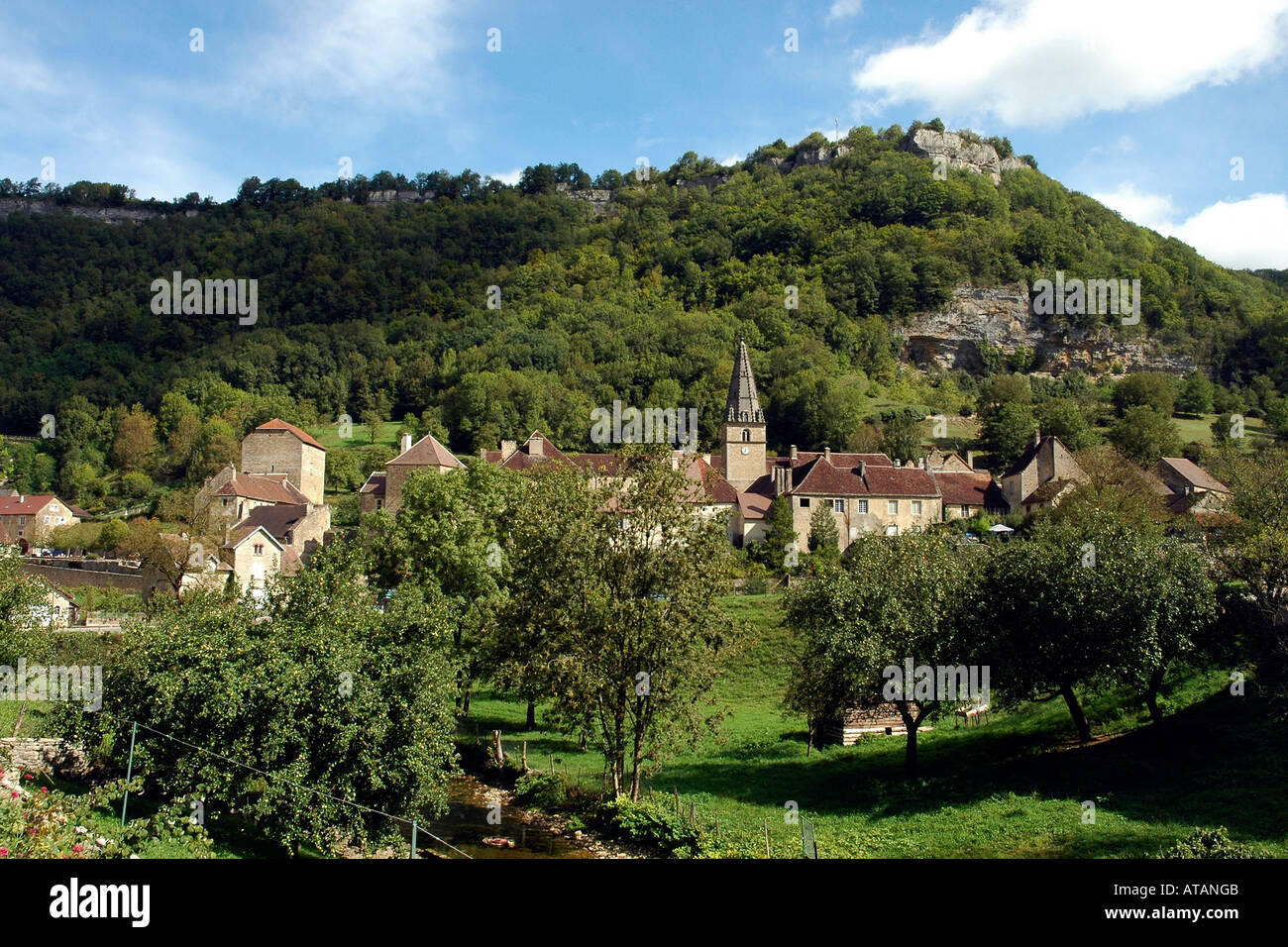 Il 9° secolo abbazia nel villaggio di La Baume-les-Messieurs nel profondo del Cirque de Baume in Francia la regione del Giura Foto Stock