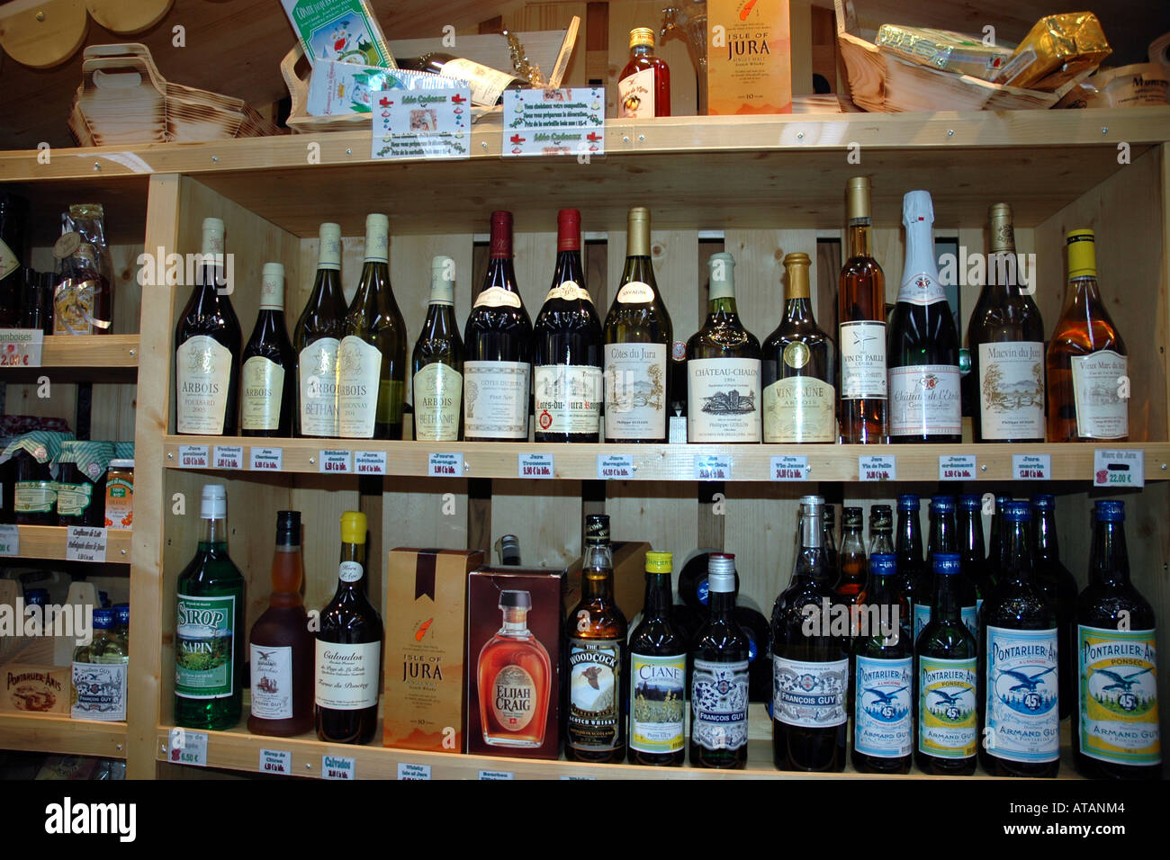 I vini di Francia la regione del Giura e whisky da Scottish Jura adornano i ripiani di un formaggio-e-wine shop in Lons-le-Saunier Foto Stock