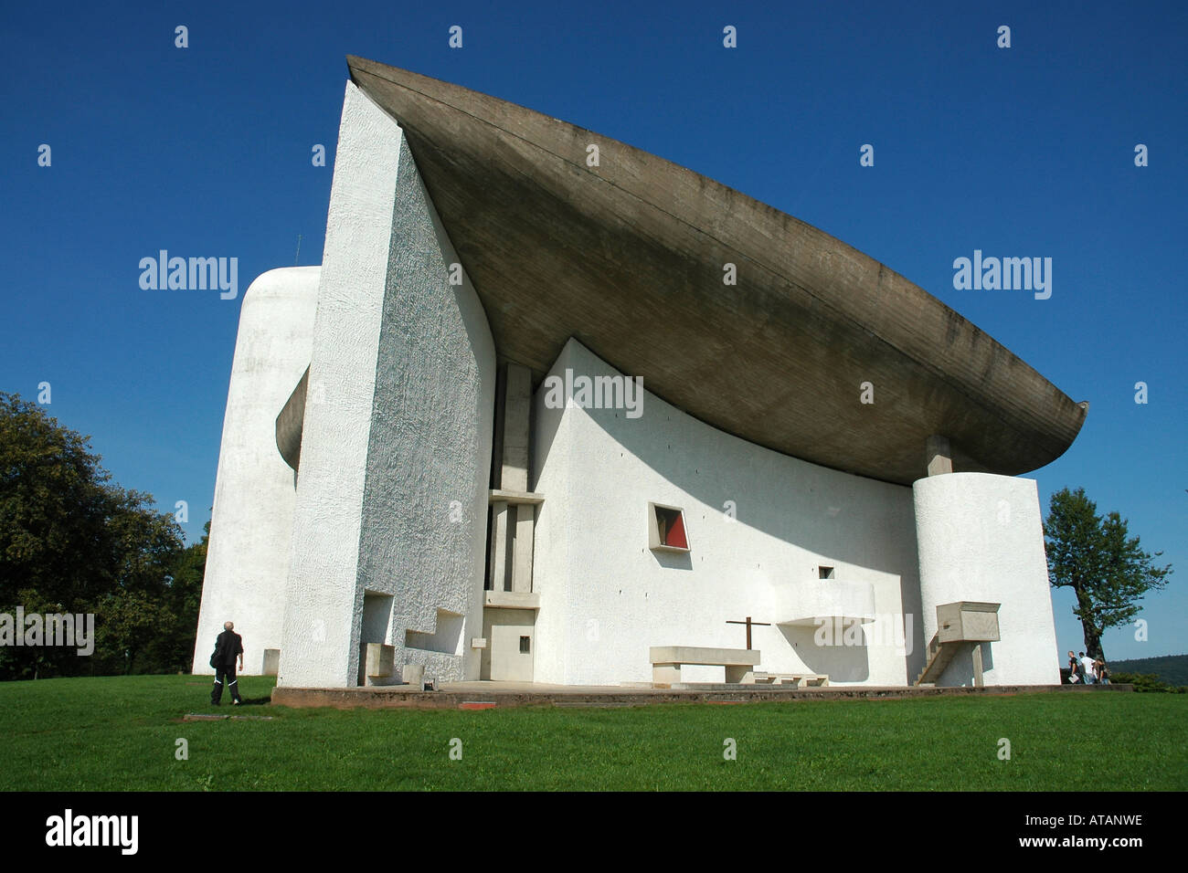 Il Notre Dame du Haut cappella dell'architetto Le Corbusier sulla cima di una collina sopra rochamp in Francia la regione del Giura Foto Stock