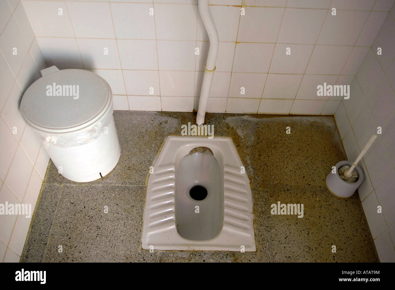 Wc buco nel terreno latrina wc loo mediterraneo di base orizzontale europeo colore colore Foto Stock