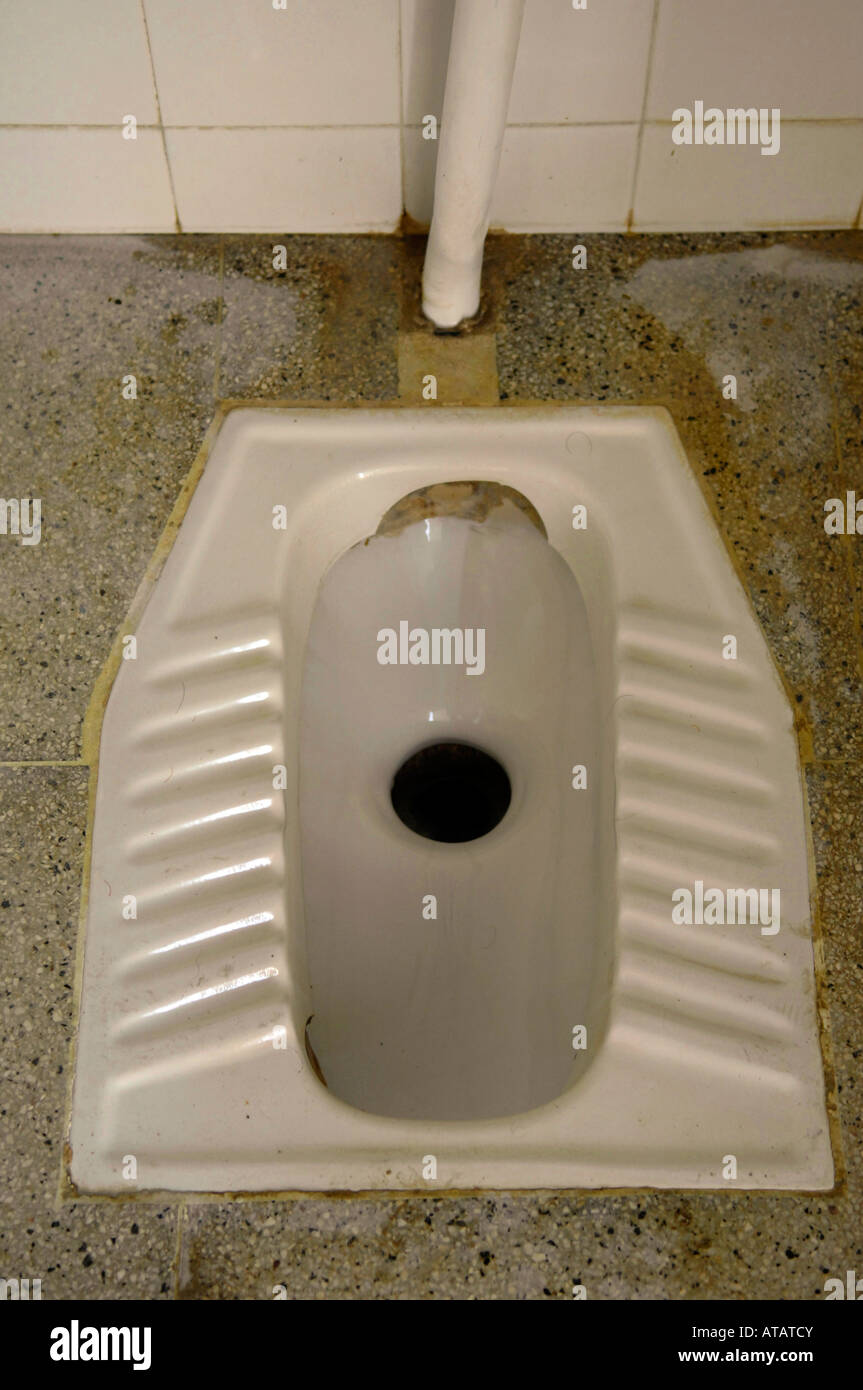 Wc buco nel terreno latrina wc loo mediterraneo di base verticale europea colore colore Foto Stock