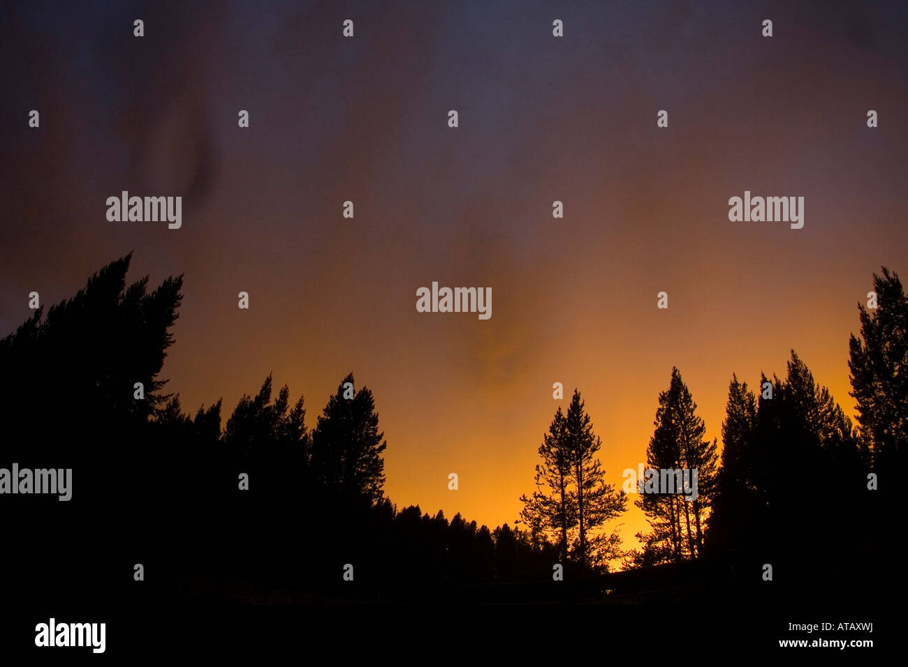 Il tramonto di Maria montagna nel Parco Nazionale di Yellowstone crea l'illusione di fuoco nel cielo del Wyoming Foto Stock