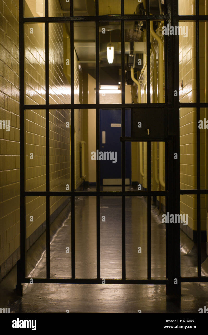 Corridoio del blocco di cella Digbeth stazione di polizia con la porta chiusa Foto Stock