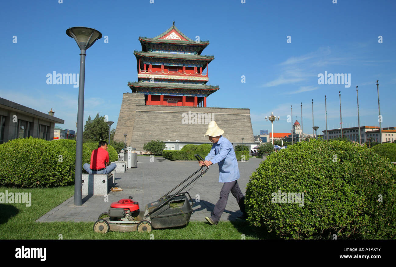 Giardiniere Falciare il prato davanti al cancello di piazza Tiananmen Pechino CINA Foto Stock
