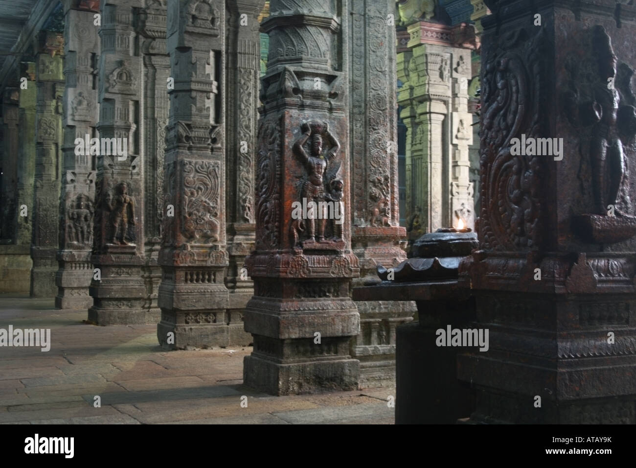 Pilastri interno Sri Meenakshi Temple , Madurai , Tamil Nadu , India del Sud Foto Stock