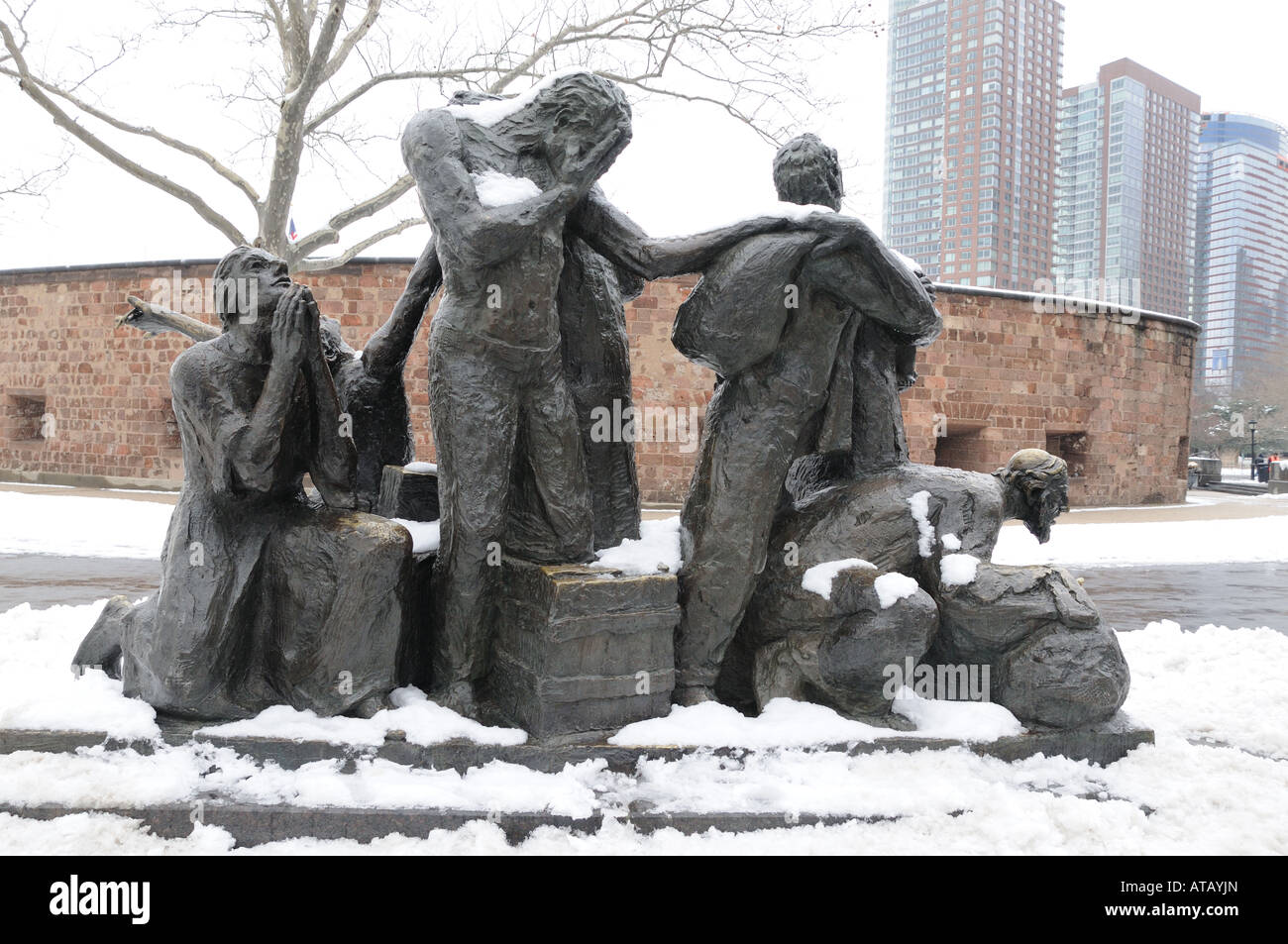 Una statua chiamata gli immigrati si erge al di fuori di Castle Clinton nel Battery Park. Foto Stock