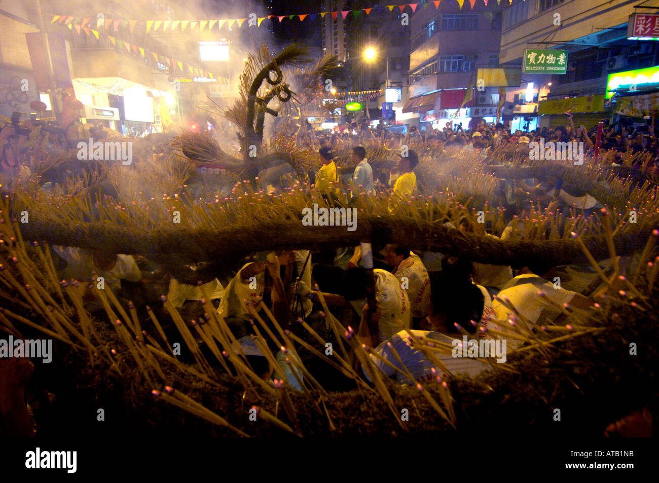 Spiralato enorme drago di fuoco acceso con bastoncini di incenso a metà autunno festival di Hong Kong Cina Foto Stock