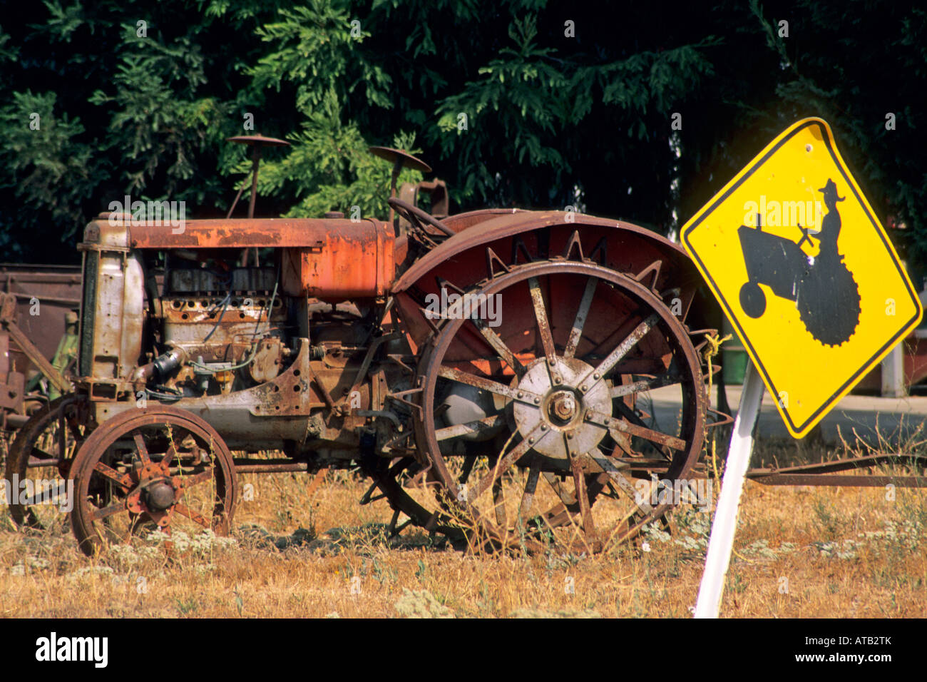 Il trattore e il trattore attraversa cartello stradale Ukiah Mendocino County in California Foto Stock