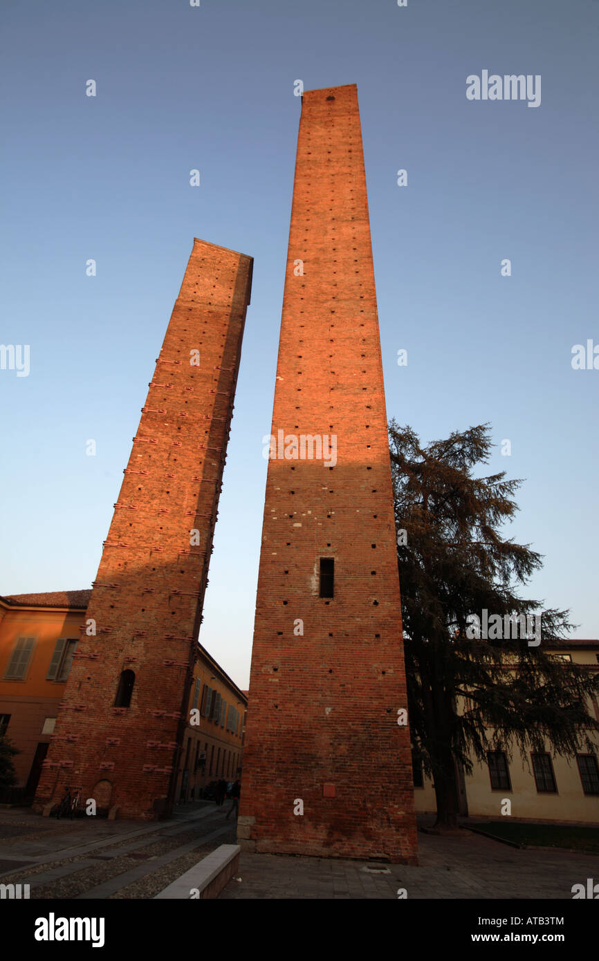 Torri medievali di Da Vinci square, Pavia, Italia Foto stock - Alamy