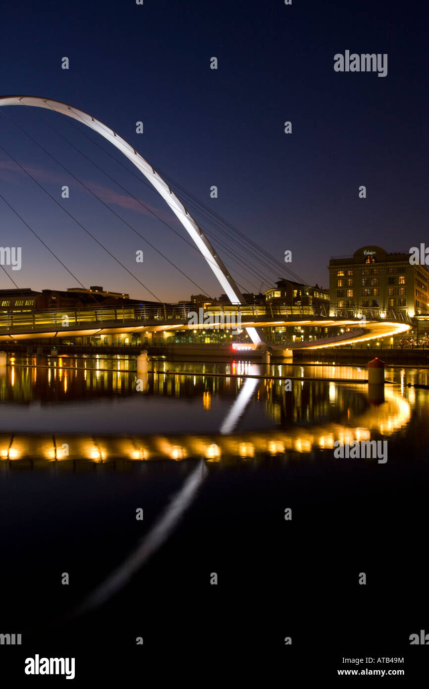 Millennium Bridge Gateshead Newcastle Inghilterra durante la notte si riflette nel fiume Tyne Foto Stock