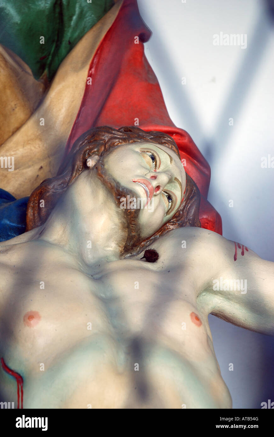 Chiudere in su a destra della statua religiosa che mostra la faccia di Cristo con mesh shadow, Kapuzinerberg, Salisburgo Foto Stock