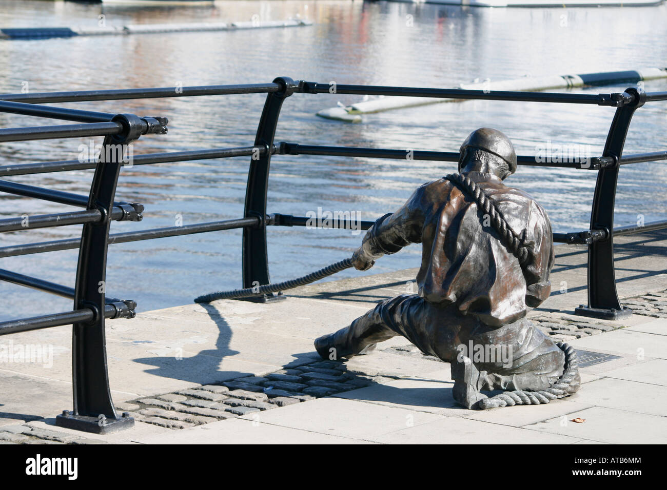 La scultura del marinaio tirando la fune sul fiume Liffey, Dublino, Irlanda. Foto Stock