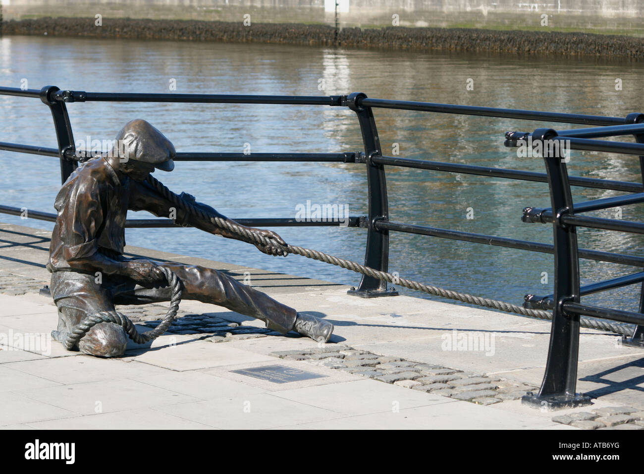La scultura del marinaio tirando la fune sul fiume Liffey, Dublino, Irlanda. Foto Stock