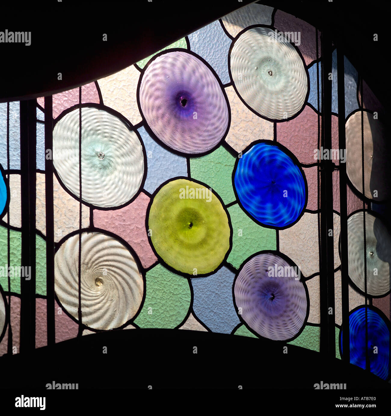 Casa Batllo Barcellona Spagna il vetro macchiato dettaglio Foto Stock