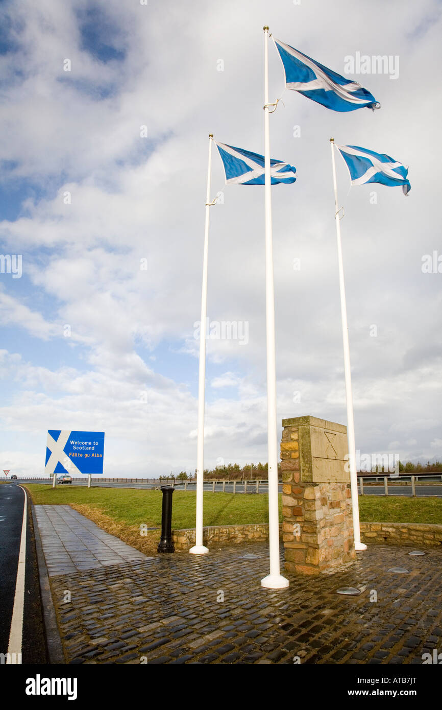 Benvenuti in Scozia   segno di confine a Berwick On Tweed scozzese Bandiera Nazionale St. Andrew's si intraversa Foto Stock