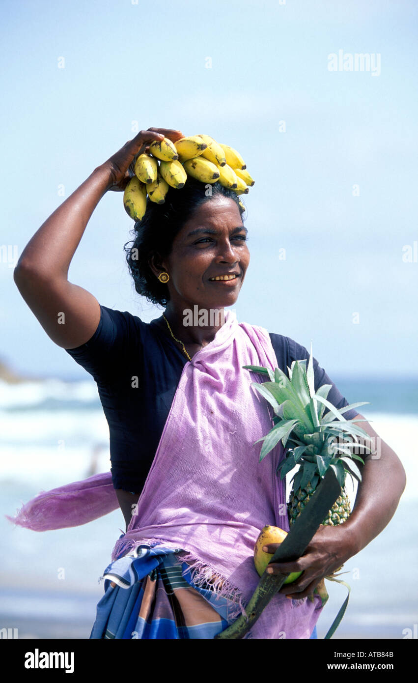 India Kerala Kovalam un venditore di frutta presso il faro spiaggia Kovalam Foto Stock