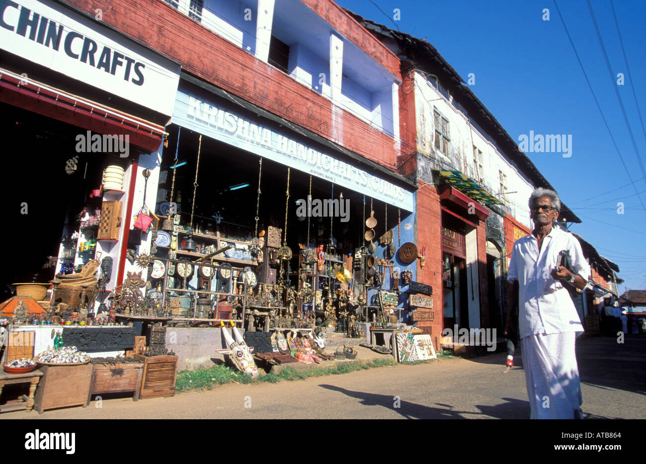 India Kerala cochin uno shop tra i molti che vende buffonate e simili al Giudeo area di città di Cochin Foto Stock