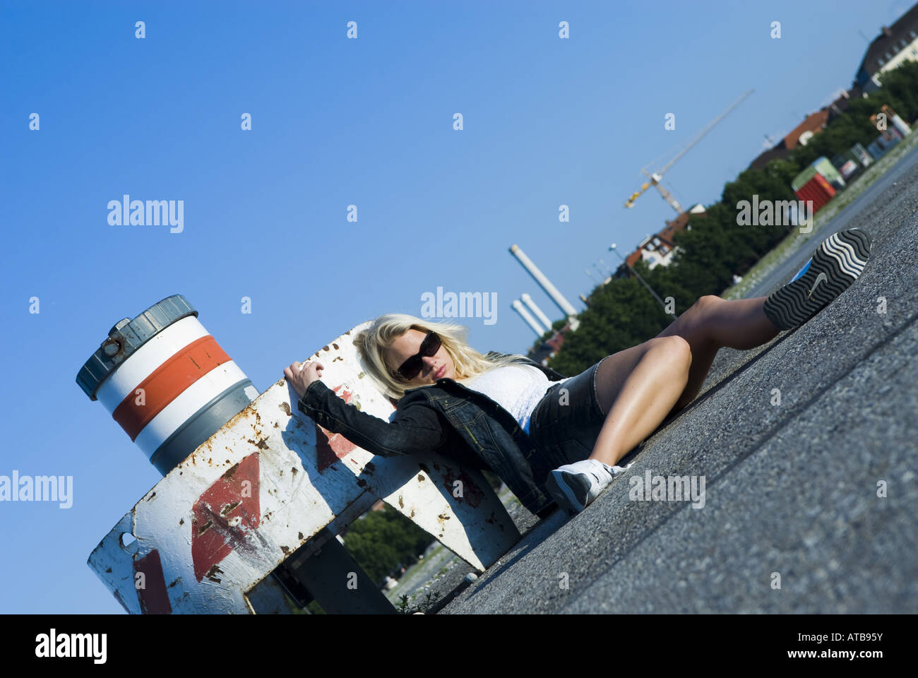 Tossicodipendenti donne giacente su asfalto Foto Stock