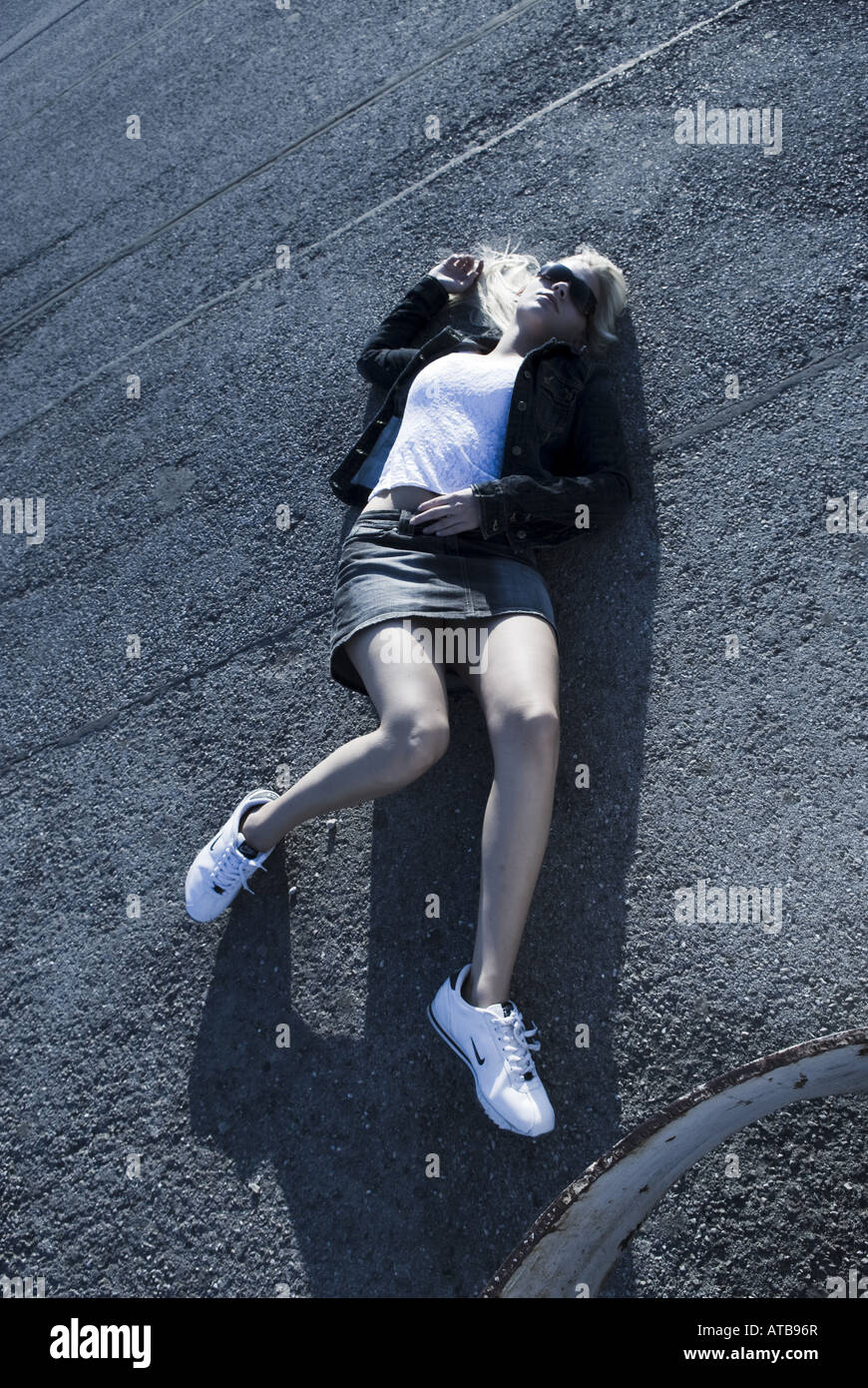 Tossicodipendenti donne giacente su asfalto Foto Stock