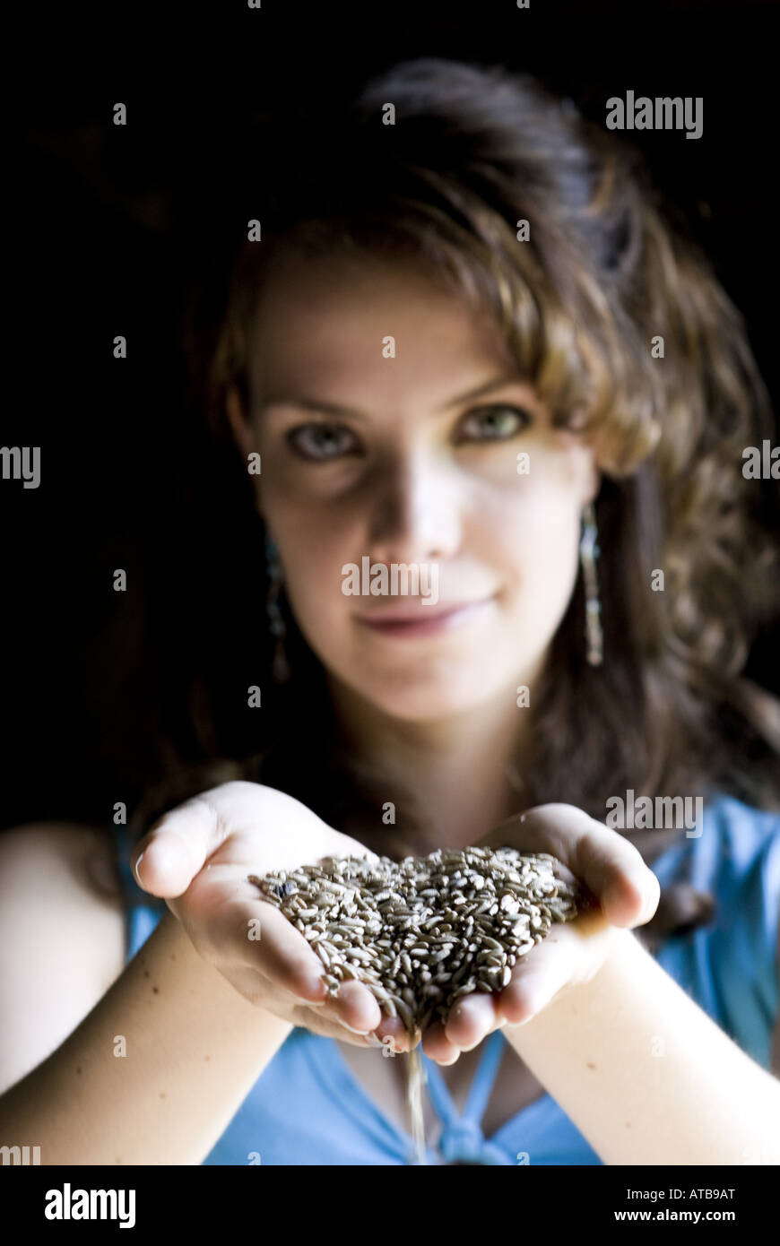 Donna con grani nelle sue mani Foto Stock