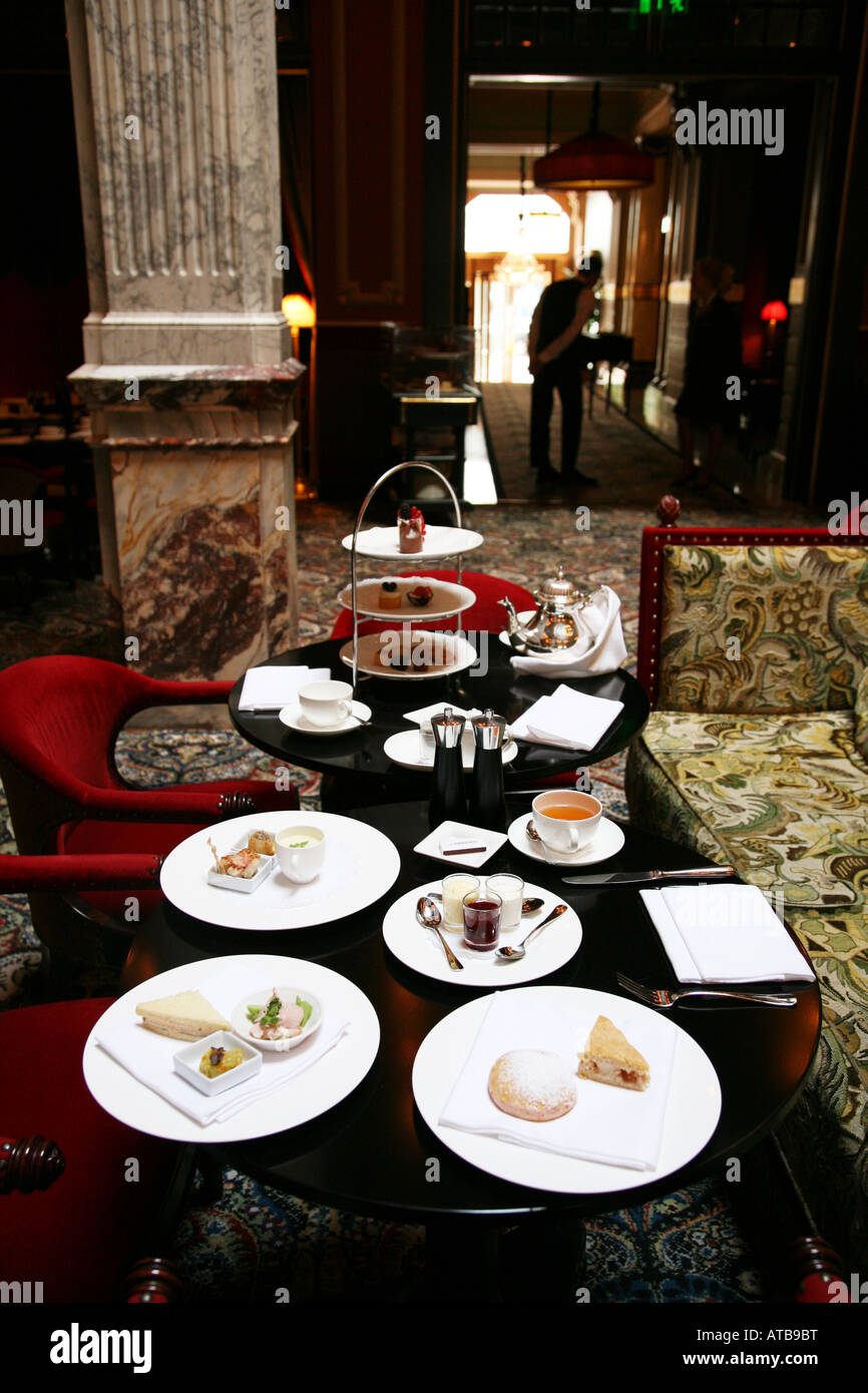 Tutti e quattro i corsi di pomeriggio tè nella hall di Le Méridien Hotel Des Indes Foto Stock