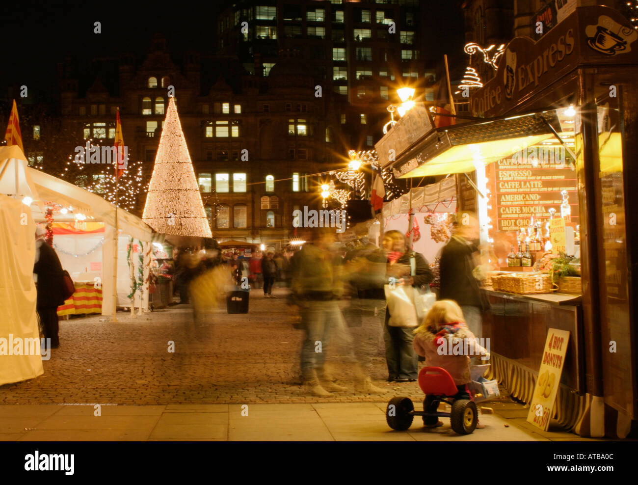 Mercatino di Natale in piazza Albert, davanti a Manchester town hall. Foto Stock