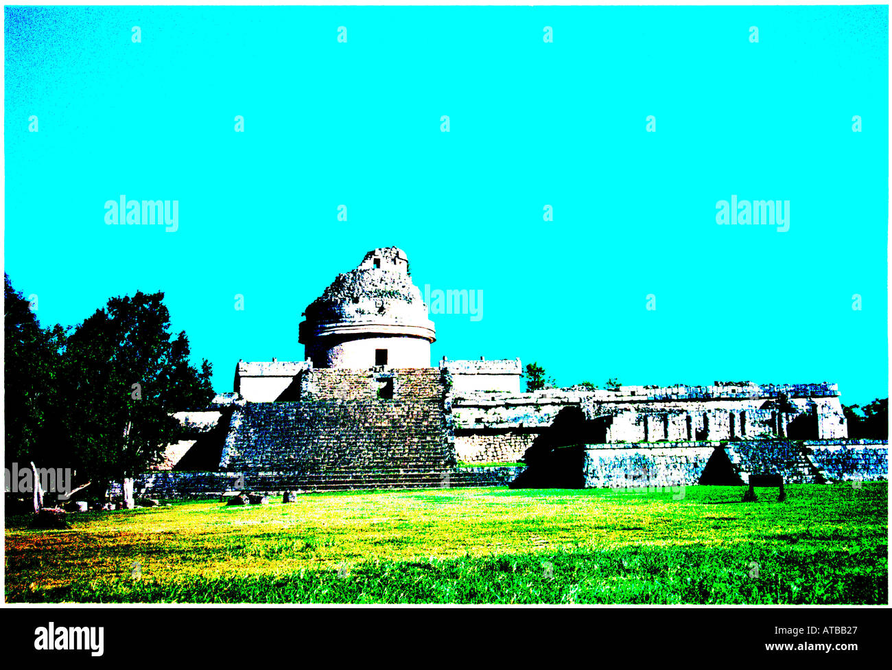 Una versione solarized dell'Osservatorio a Chichen Itza Messico Foto Stock