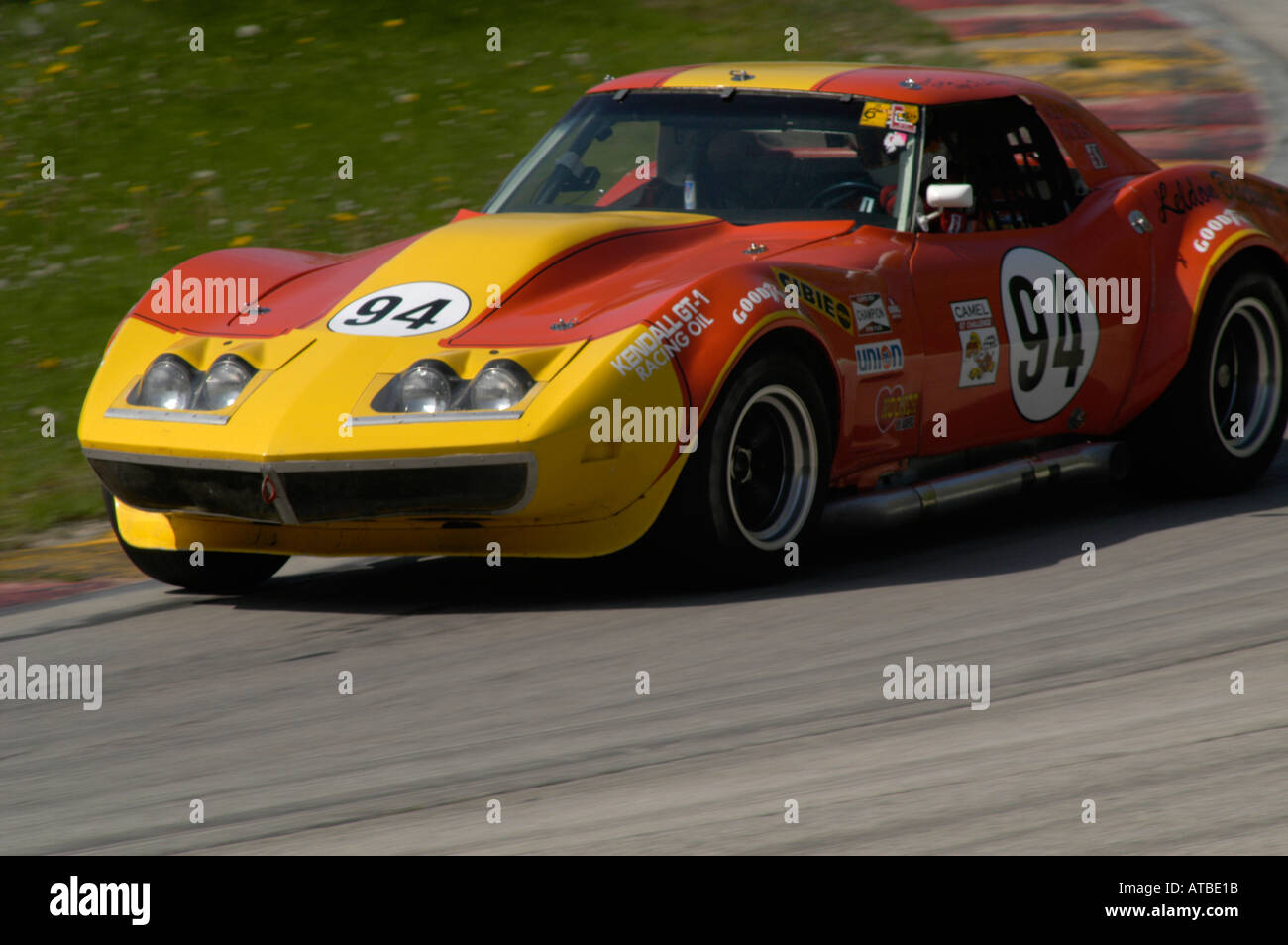 Philip DiPippo gare il suo 1968 Corvette Coupe al SVRA Vintage GT Challenge a Road America 2004 Foto Stock