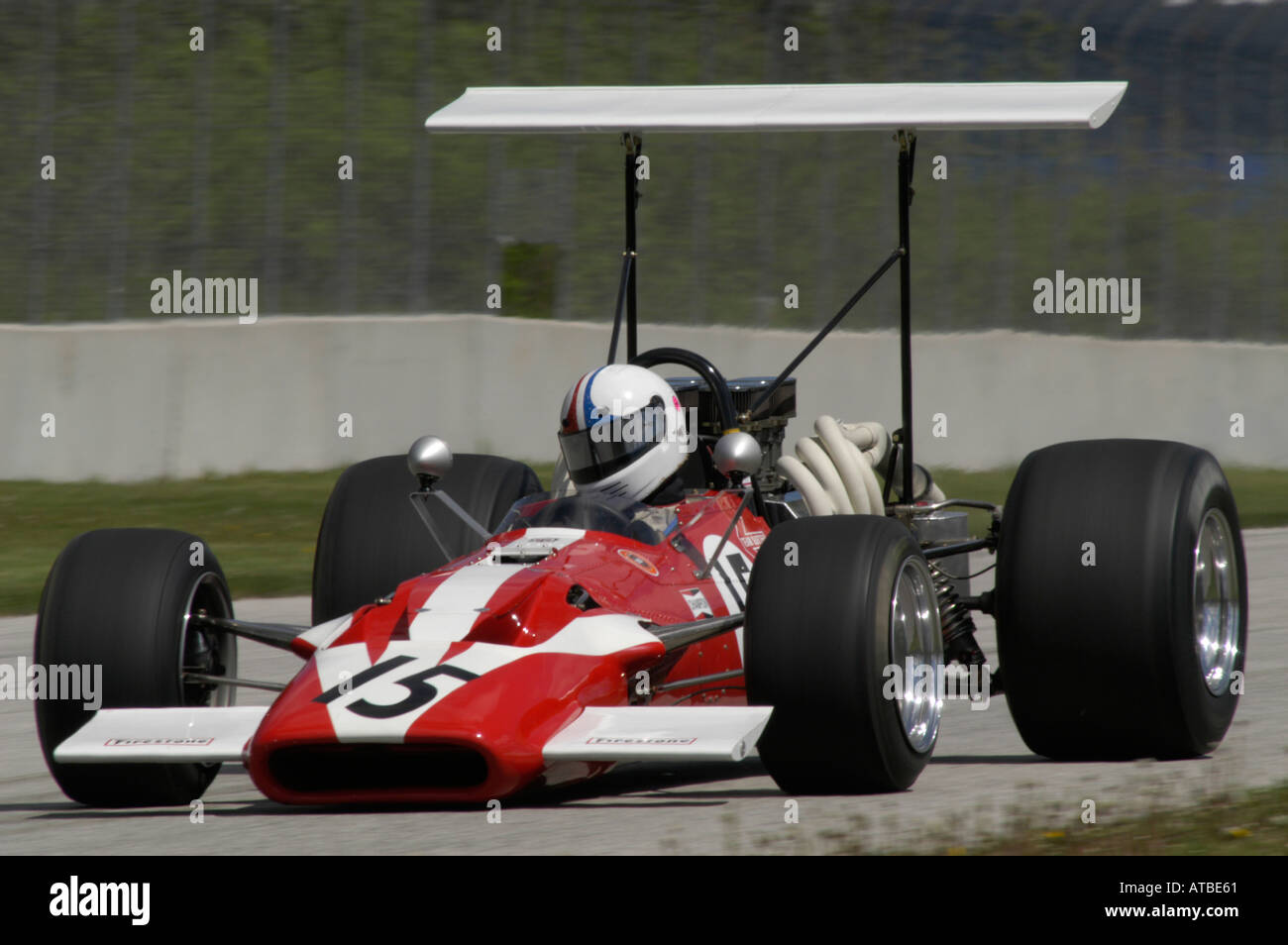 Contrassegnare Harmer gare il suo 1969 Surtees TS5 Formula 5000 auto all'SVRA Vintage GT Challenge a Road America 2004 Foto Stock