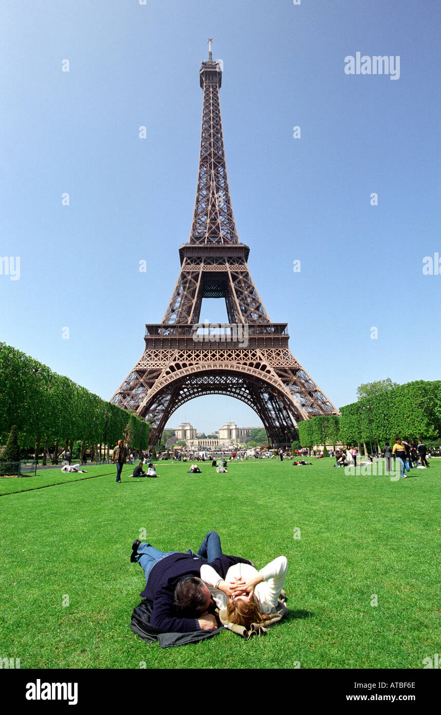 Un paio disteso insieme alla Torre Eiffel a Parigi Francia Foto Stock
