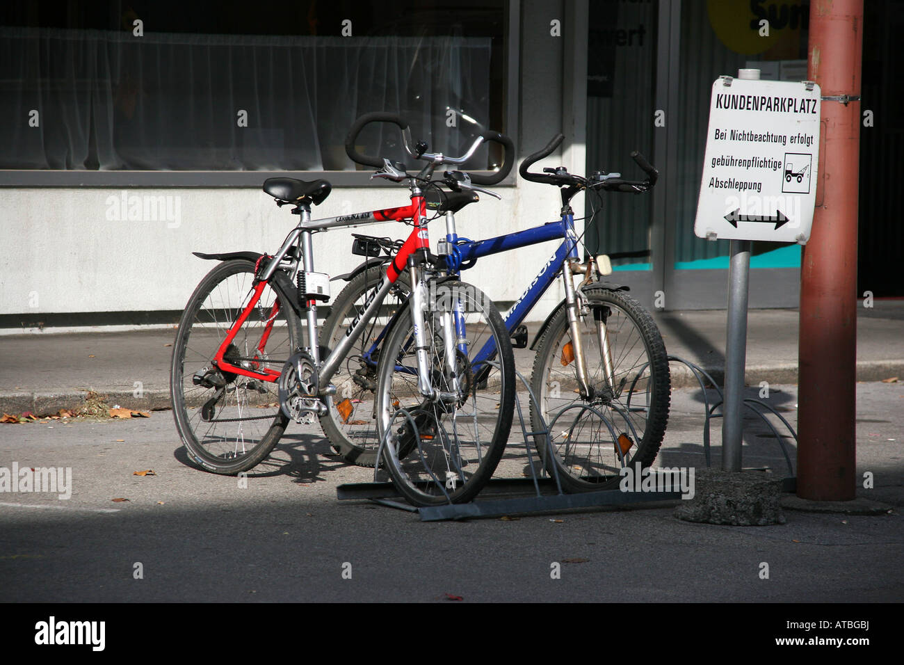 Parcheggio biciclette firmato Foto Stock