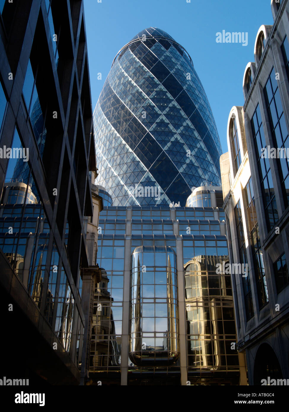 Il gherkin Swiss Re Building da Sir Norman Foster nel distretto finanziario di Londra REGNO UNITO Foto Stock