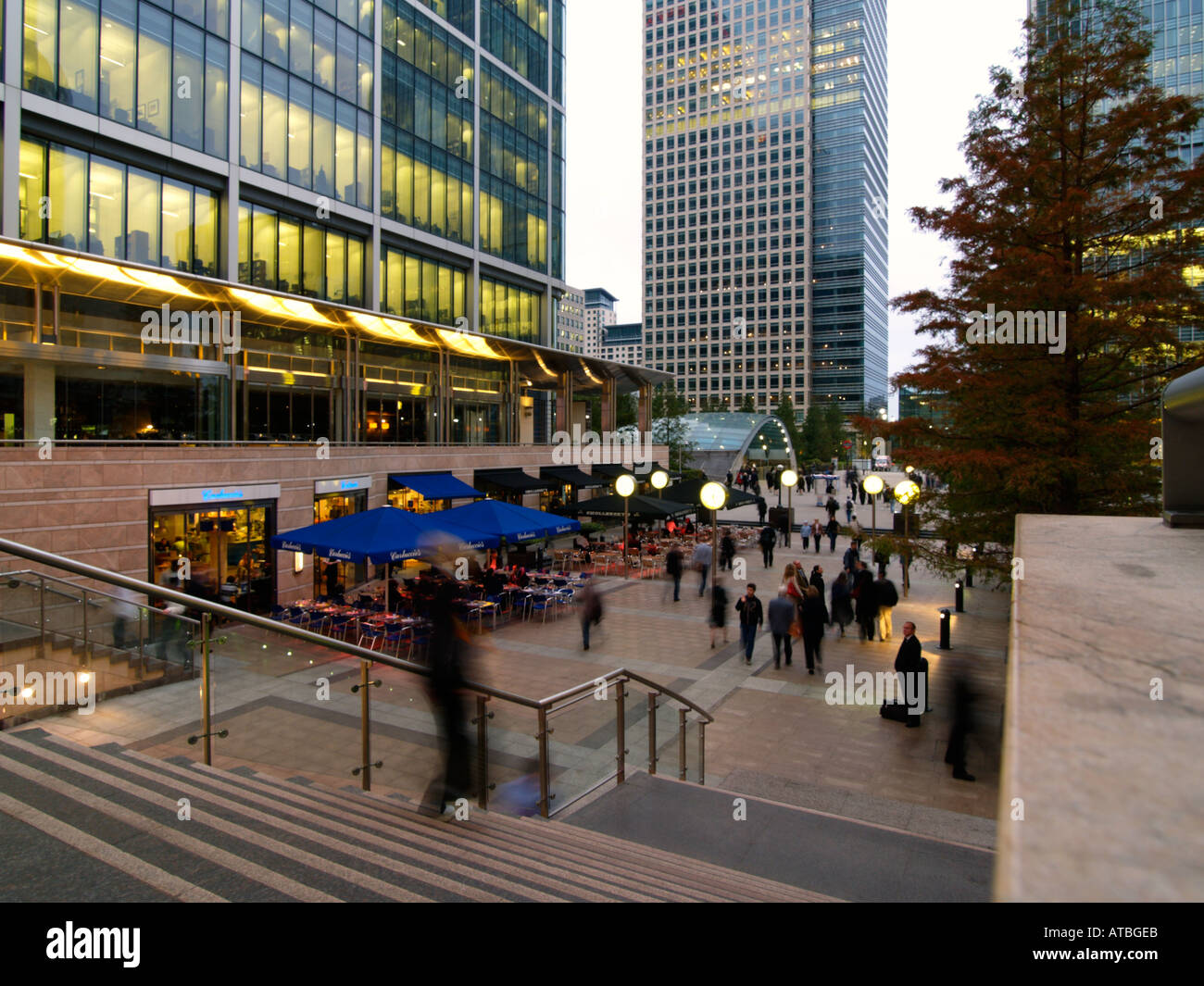 Edifici per uffici di persone e cafe' sul marciapiede in Docklands Canary Wharf London REGNO UNITO Foto Stock