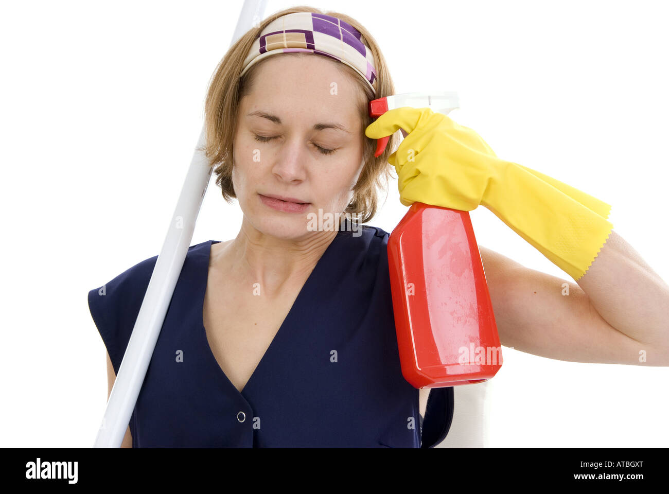 Germogli charwoman se stessa in montagna con detergenti per la casa Foto Stock