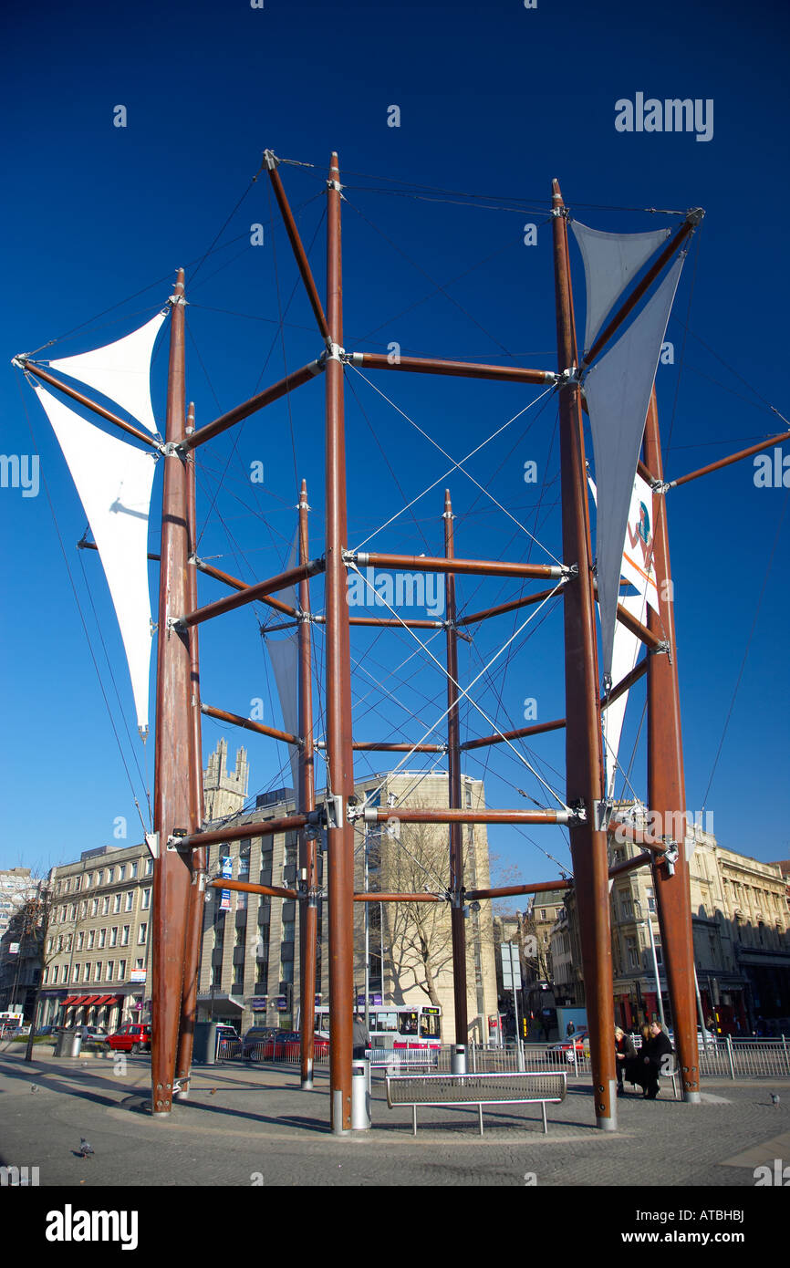 Moderna scultura di vela nel centro della città di Bristol, Avon, England, Regno Unito Foto Stock