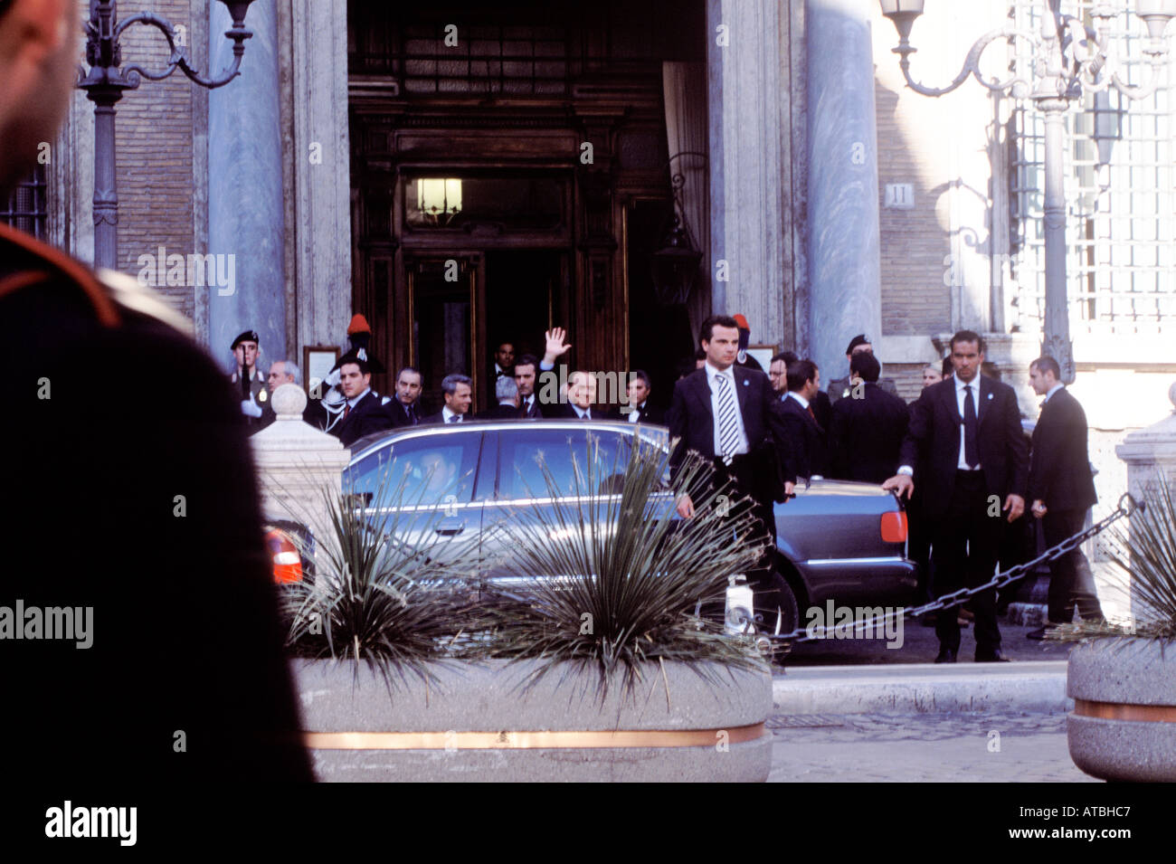 Silvio Berlusconi arriva e onde alla folla circondato da sicurezza e polizia, Roma, Italia. Foto Stock