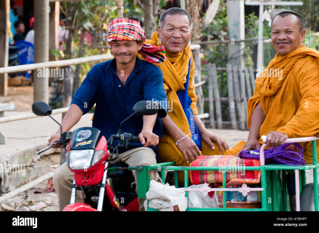 I monaci in un moto taxi Isan nel nord est della Thailandia Foto Stock