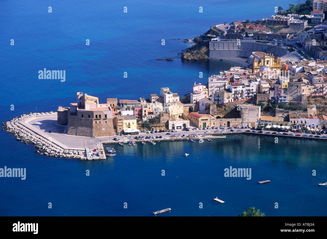 Il castello e il porto sul promontorio Castellammare del Golfo Sicilia Italia Foto Stock