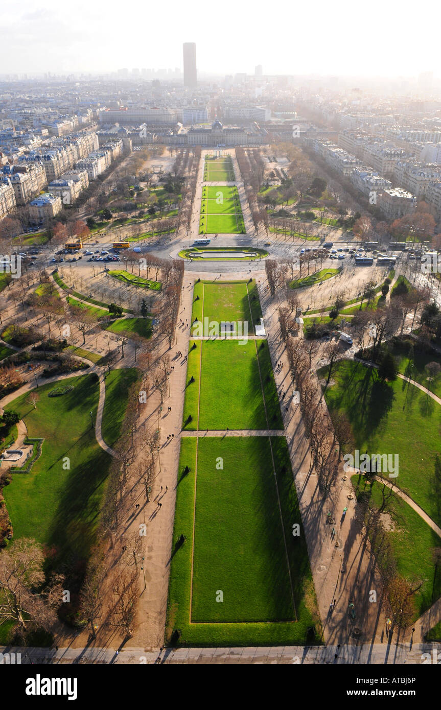 Vista dalla Torre Eiffel a sud di Champ de Mars, cole Militaire in background , Francia , Parigi Foto Stock